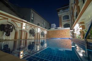 Bazén v ubytování Reaksmey Chanreas Hotel nebo v jeho okolí