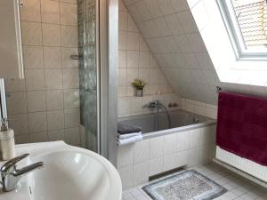 Kylpyhuone majoituspaikassa Ferienwohnung Möwenblick