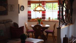 comedor con mesa, sillas y ventana en Golfchalet Uttlau, en Bad Griesbach