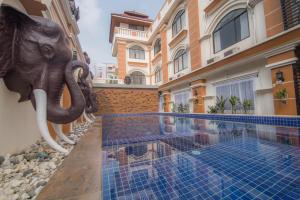 Bazén v ubytování Reaksmey Chanreas Hotel nebo v jeho okolí