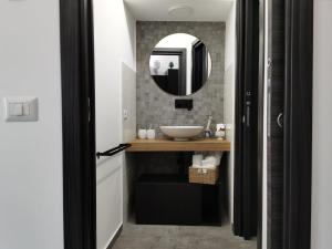 La salle de bains est pourvue d'un lavabo et d'un miroir. dans l'établissement Cavour 45 - Ortigia apartments, à Syracuse