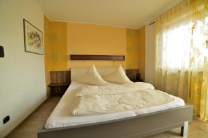 Postel nebo postele na pokoji v ubytování Hotel Zrenners GARNI