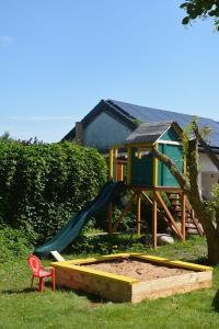 un parque infantil con tobogán y una casa de juegos en SOSNOWA 23 en Tenczynek