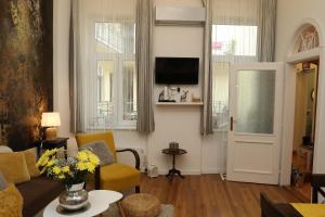 Televízia a/alebo spoločenská miestnosť v ubytovaní Hédi apartman