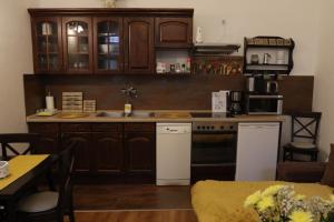 Kuchyňa alebo kuchynka v ubytovaní Hédi apartman