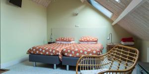 a bedroom with a bed in a attic at B&B De Ouw Skuur in Oirschot