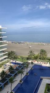 Bazén v ubytování MORROS ULTRA APTO 706 nebo v jeho okolí