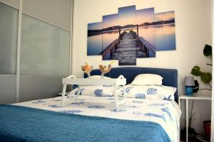 Posteľ alebo postele v izbe v ubytovaní Apartment Marimar, beachfront 1st row
