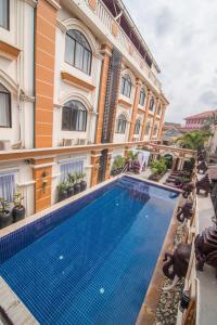 Bazén v ubytování Reaksmey Chanreas Hotel nebo v jeho okolí