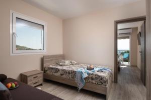 Posteľ alebo postele v izbe v ubytovaní Sunset Studios - Suites with Seaview & Back Side Apartements