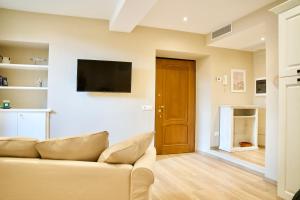 a living room with a couch and a flat screen tv at Apt Bellagio DolceVita in Bellagio