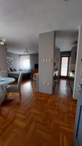 Zdjęcie z galerii obiektu "Grey Apartment" Subotica w mieście Subotica