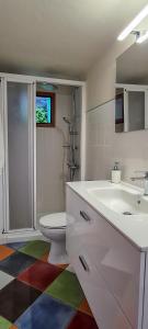 uma casa de banho com um lavatório, um WC e um espelho. em CASA LOS POLVEROS em Fuencaliente de la Palma