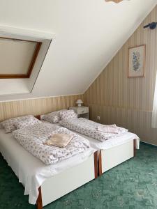 A bed or beds in a room at Piroska Apartment