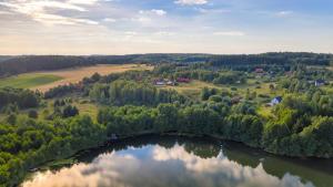 una vista aérea de un lago con un puente en Domki Letniskowe w Sercu Natury en Świerkocin