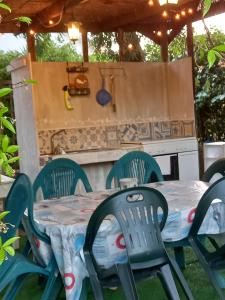 stół i krzesła w ogrodzie z kuchnią w obiekcie Blue sky w mieście Sperlonga