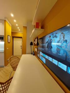 un soggiorno con una grande TV a schermo piatto di Porta Venezia Lifestyle Home Milano a Milano