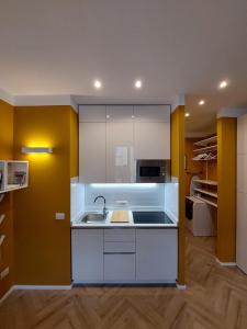 una cucina con lavandino e piano di lavoro di Porta Venezia Lifestyle Home Milano a Milano