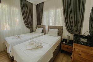 A bed or beds in a room at Begonvil Apart - 1