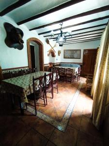 a dining room with a table and chairs at Alojamiento Rural Mendoza in Martos