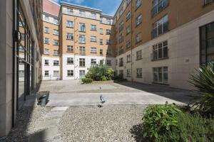 Belfast City Centre Penthouse with parking and balcony