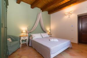 - une chambre avec un lit et un canapé dans l'établissement Palazzo Don Carlo, à Morigerati