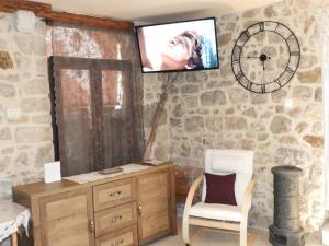 TV a/nebo společenská místnost v ubytování Zupan B studio apartman Krk