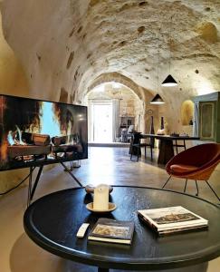 a room with a table in the middle of a room at StageROOM01 - Matera in Matera