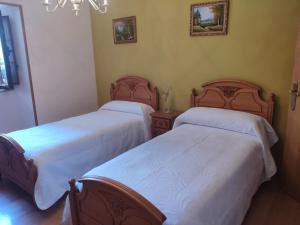 Cama o camas de una habitación en Alojamiento Rural URGAIN I y II