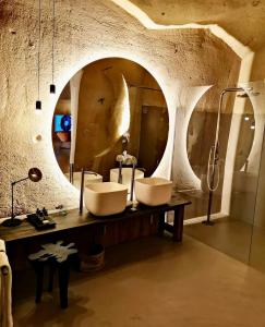 a bathroom with two sinks and a mirror at StageROOM01 - Matera in Matera