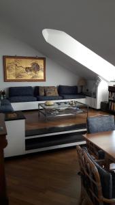 uma sala de estar com um sofá e uma mesa em Il Cigno em Santa Margherita Ligure