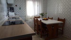 kuchnia ze zlewem i stołem z miską owoców w obiekcie SEVEN ROSES w Corralejo