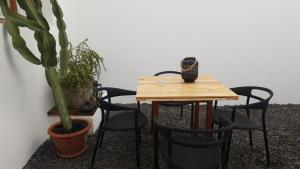 stół i krzesła oraz stół i roślina w obiekcie SEVEN ROSES w Corralejo +13 zdjęć