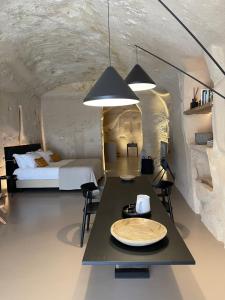 Una habitación con una cama y una mesa en una habitación en StageROOM02 - Matera en Matera