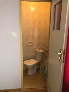 ブワディスワボボにあるPokoje Gościnne Szymonの小さなバスルーム(トイレ付)が備わります。