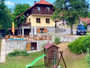 dom z placem zabaw przed nim w obiekcie Gorski kotar , Kuća za odmor Kratohvil w mieście Lukovdol