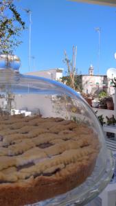 a pie sitting on top of a glass plate at B&B LA GRAZIA in Trani