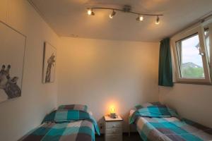 Ένα ή περισσότερα κρεβάτια σε δωμάτιο στο DINOS - Whole guesthouse - Nearby Groningen and lake