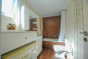 łazienka z toaletą, umywalką i wanną w obiekcie Apartment close to Balos-Elafonisi and Falasarna! w mieście Kámbos +15 zdjęć