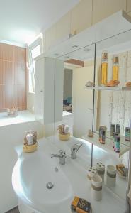 Baño blanco con lavabo y espejo en Apartment close to Balos-Elafonisi and Falasarna! en Kámbos