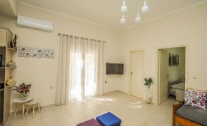salon z kanapą i telewizorem w obiekcie Apartment close to Balos-Elafonisi and Falasarna! w mieście Kámbos