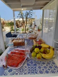 un tavolo con un mucchio di frutta e verdura sopra di B&B LA GRAZIA a Trani