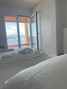 - une chambre avec un lit et une vue sur l'océan dans l'établissement Amazing view family house!, à Kapótidhes