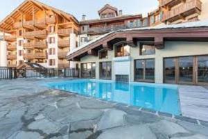Swimming pool sa o malapit sa ARC 1950 Appartement de Standing rénové avec vue sur le Mont Blanc - Paradiski 5 Cristaux