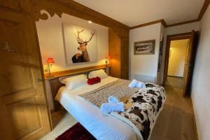 um quarto com uma cama com duas toalhas em ARC 1950 Appartement de Standing rénové avec vue sur le Mont Blanc - Paradiski 5 Cristaux em Arc 1950