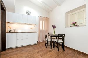 cocina y comedor con mesa y sillas en VILLA ANDREJA - Deluxe Apartments, en Rovinj