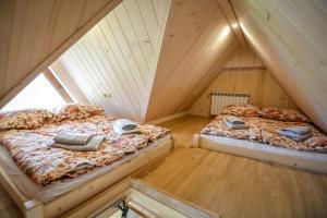 מיטה או מיטות בחדר ב-Domek na Bachledówce