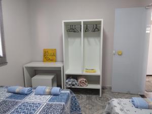 1 dormitorio con 2 camas y armario blanco en CASA TEMPORADA - PARA 05 PESSOAS en Trindade