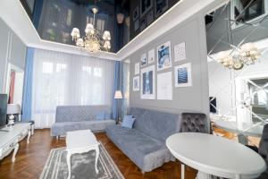 Sopot Haffnera Apartament في سوبوت: غرفة معيشة مع أريكة وطاولة