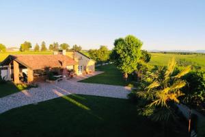 an aerial view of a house with a yard at La casa nei campi in Badia Pavese